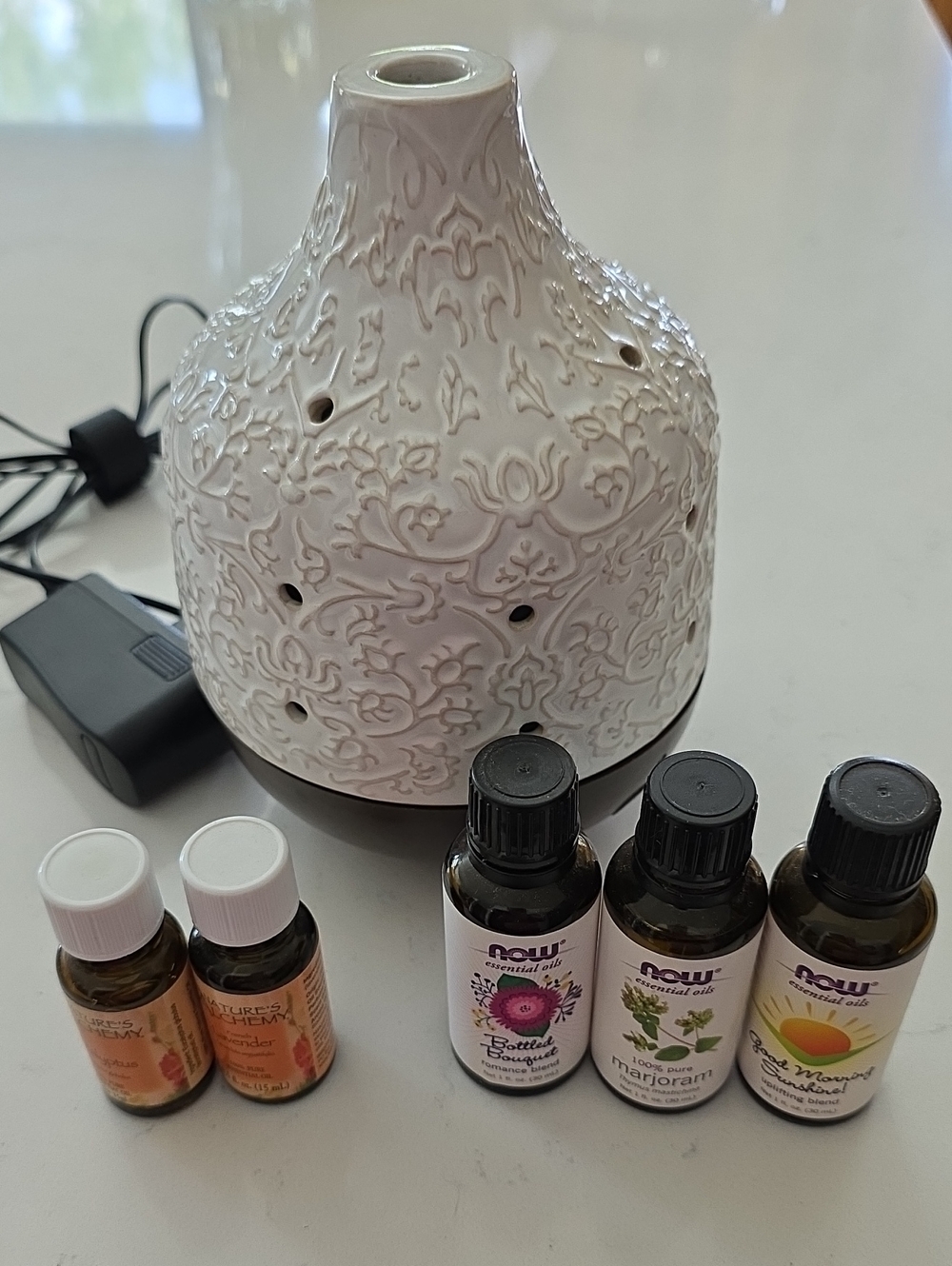 🌿 White Ceramic Essential Oil Diffuser with Assorted Oils